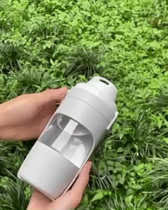 C&atilde;o se hidratando alegremente no parque